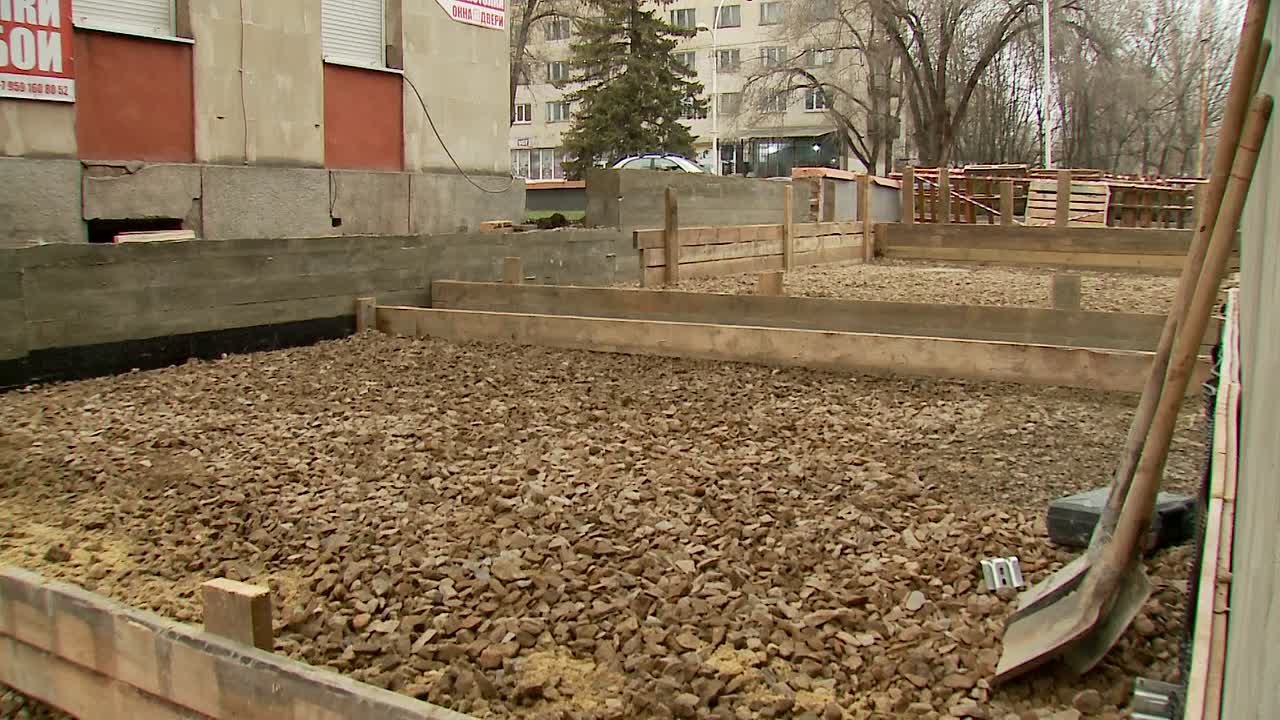 Тюменские строители ведут благоустройство территории около ЗАГСа