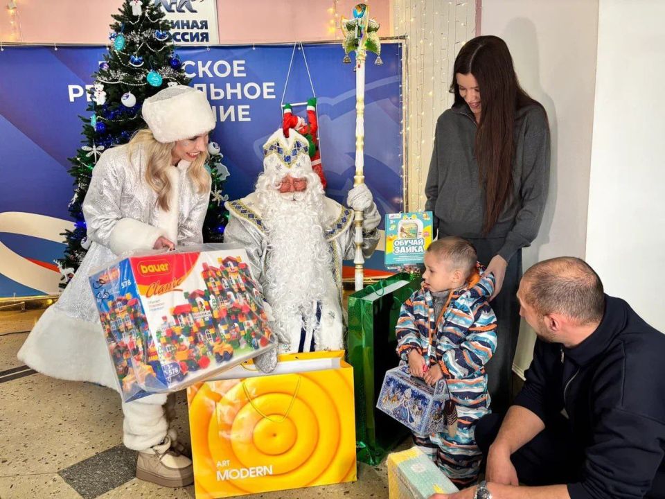 Виктор Водолацкий: Сегодня, в рамках самой доброй новогодней акции «Елка желаний» исполнил мечту трехлетнего Даниила Чурикова из Луганска Виктор Водолацкий: Сегодня, в рамках самой доброй новогодней акции «Елка желаний» исполнил мечту трехлетнего Даниила Чурикова из Луганска