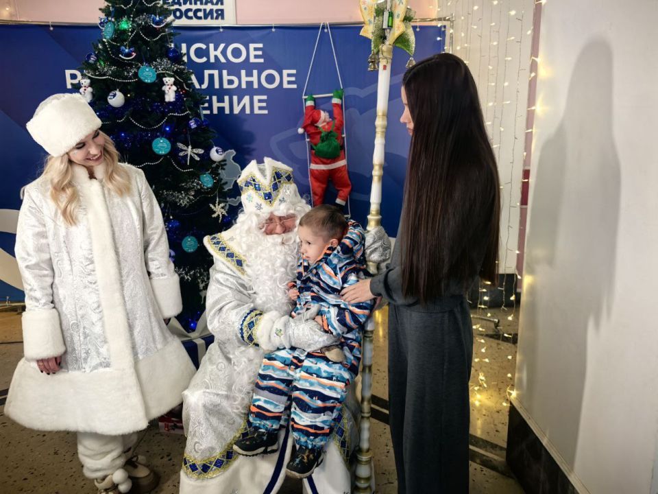Виктор Водолацкий: Сегодня, в рамках самой доброй новогодней акции «Елка желаний» исполнил мечту трехлетнего Даниила Чурикова из Луганска Виктор Водолацкий: Сегодня, в рамках самой доброй новогодней акции «Елка желаний» исполнил мечту трехлетнего Даниила Чурикова из Луганска