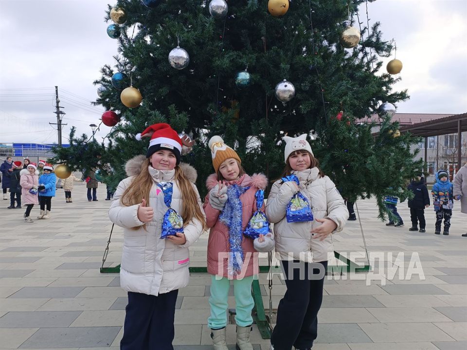 В Станице Луганской зажгла свои огни главная елка муниципалитета В Станице Луганской зажгла свои огни главная елка муниципалитета