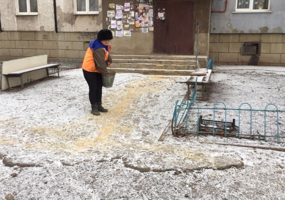 Коммунальные службы проводят обработку улиц и дворовых территорий противогололедными материалами Коммунальные службы проводят обработку улиц и дворовых территорий противогололедными материалами