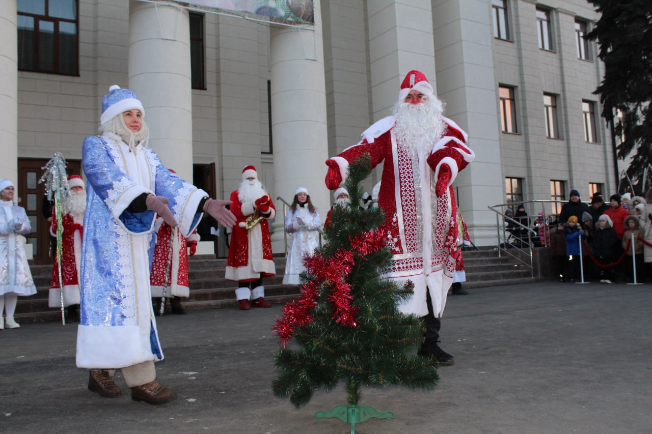 В нашем муниципалитете зажгли огни на главной ёлке — поделимся атмосферой праздника! В нашем муниципалитете зажгли огни на главной ёлке — поделимся атмосферой праздника!