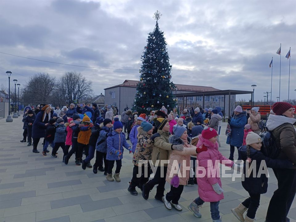 В Станице Луганской зажгла свои огни главная елка муниципалитета В Станице Луганской зажгла свои огни главная елка муниципалитета