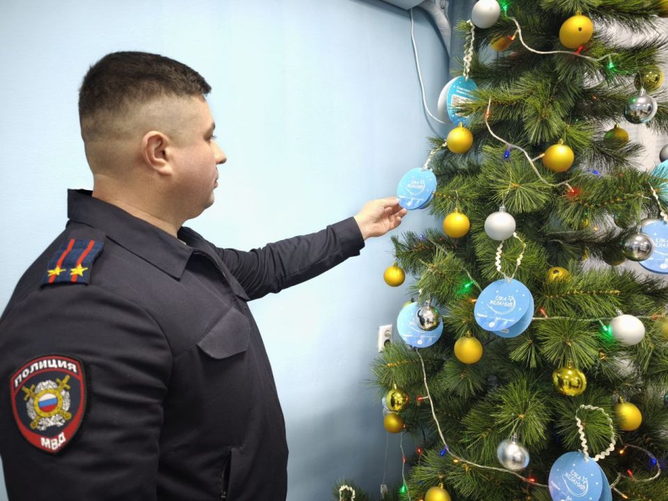 В Брянке к благотворительной акции «Ёлка Желаний» присоединились представители власти и общественности В Брянке к благотворительной акции «Ёлка Желаний» присоединились представители власти и общественности