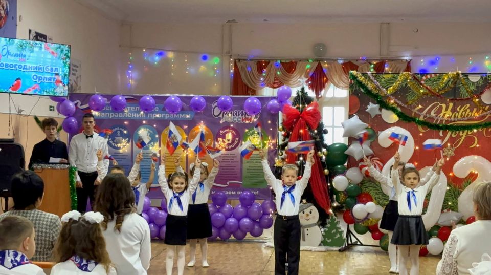 Сегодня в Ровеньковской школе №12 им. В. Ю. Андреева состоялся Новогодний бал Орлят, который стал ярким воплощением реализации программы «Луганский характер» и объединил разные поколения школьников Сегодня в Ровеньковской школе №12 им. В. Ю. Андреева состоялся Новогодний бал Орлят, который стал ярким воплощением реализации программы «Луганский характер» и объединил разные поколения школьников