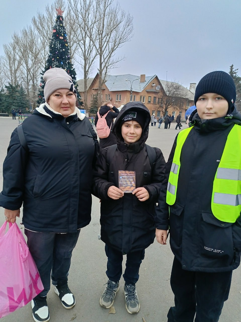 В Лутугинской средней школе №1 отряд юных инспекторов движения «Светофор» провел акцию «Дети БЕЗ опасности» В Лутугинской средней школе №1 отряд юных инспекторов движения «Светофор» провел акцию «Дети БЕЗ опасности»