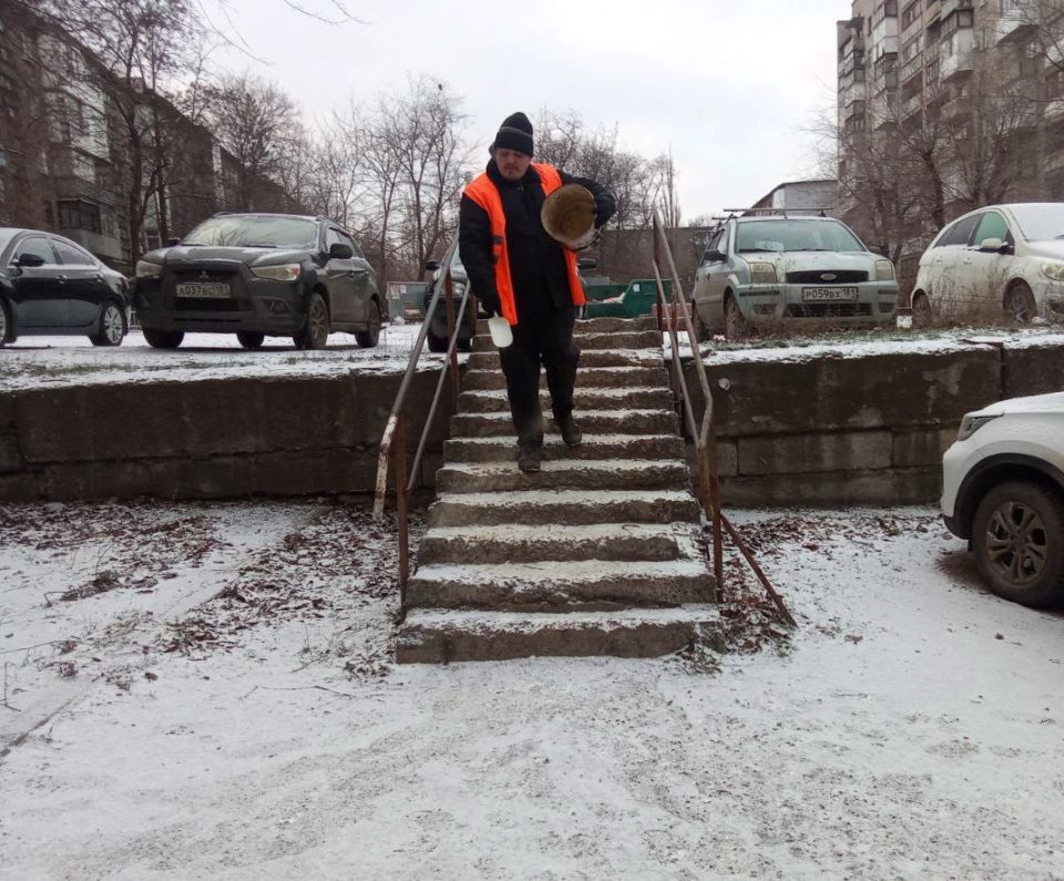 Коммунальные службы проводят обработку улиц и дворовых территорий противогололедными материалами Коммунальные службы проводят обработку улиц и дворовых территорий противогололедными материалами
