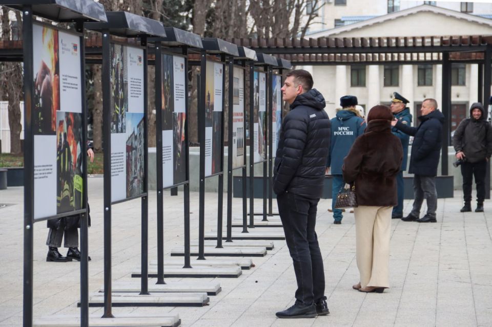 В Луганске на площади Героев Великой Отечественной войны торжественно открылась тематическая фотовыставка В Луганске на площади Героев Великой Отечественной войны торжественно открылась тематическая фотовыставка