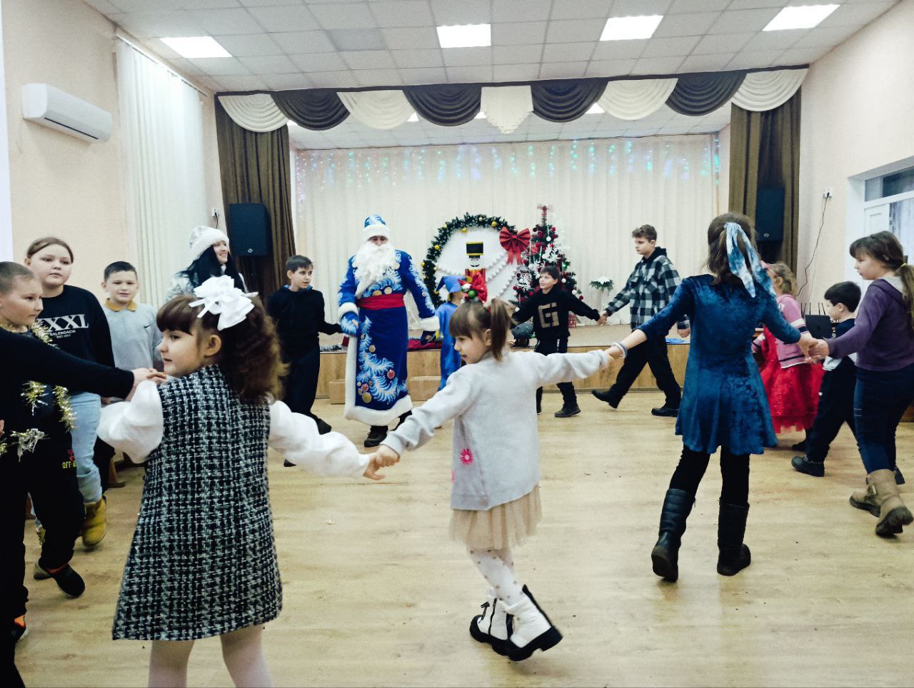 Новогодний праздник для воспитанников Белокуракинского отделения реабилитации организовали сотрудники Дома творчества Новогодний праздник для воспитанников Белокуракинского отделения реабилитации организовали сотрудники Дома творчества