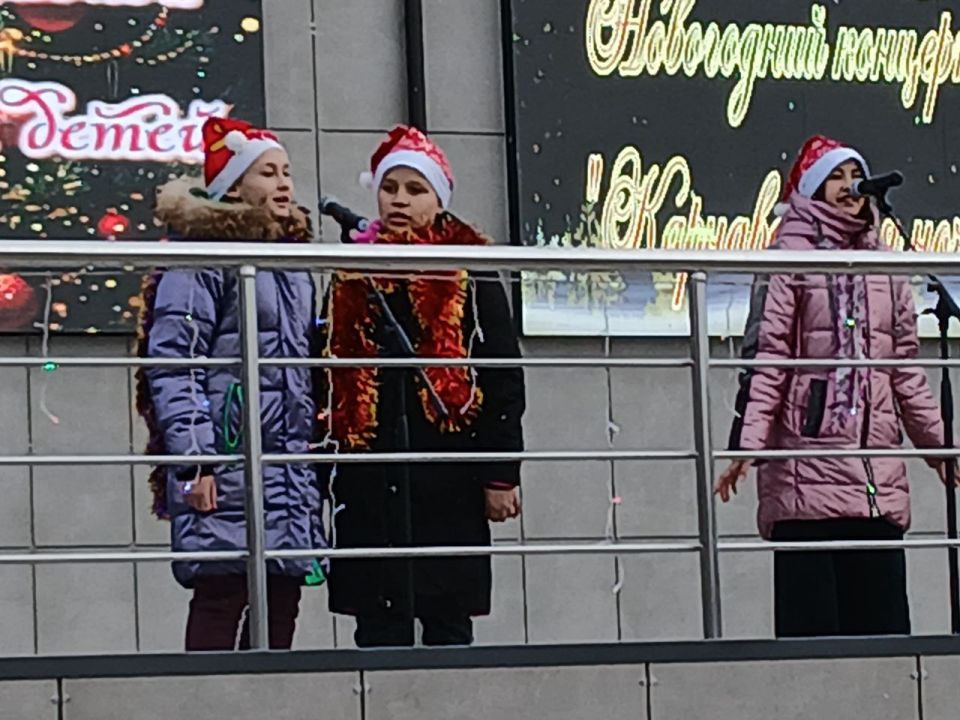 Сегодня в Станице Луганской зажглись огни главной елки ! Сегодня в Станице Луганской зажглись огни главной елки !