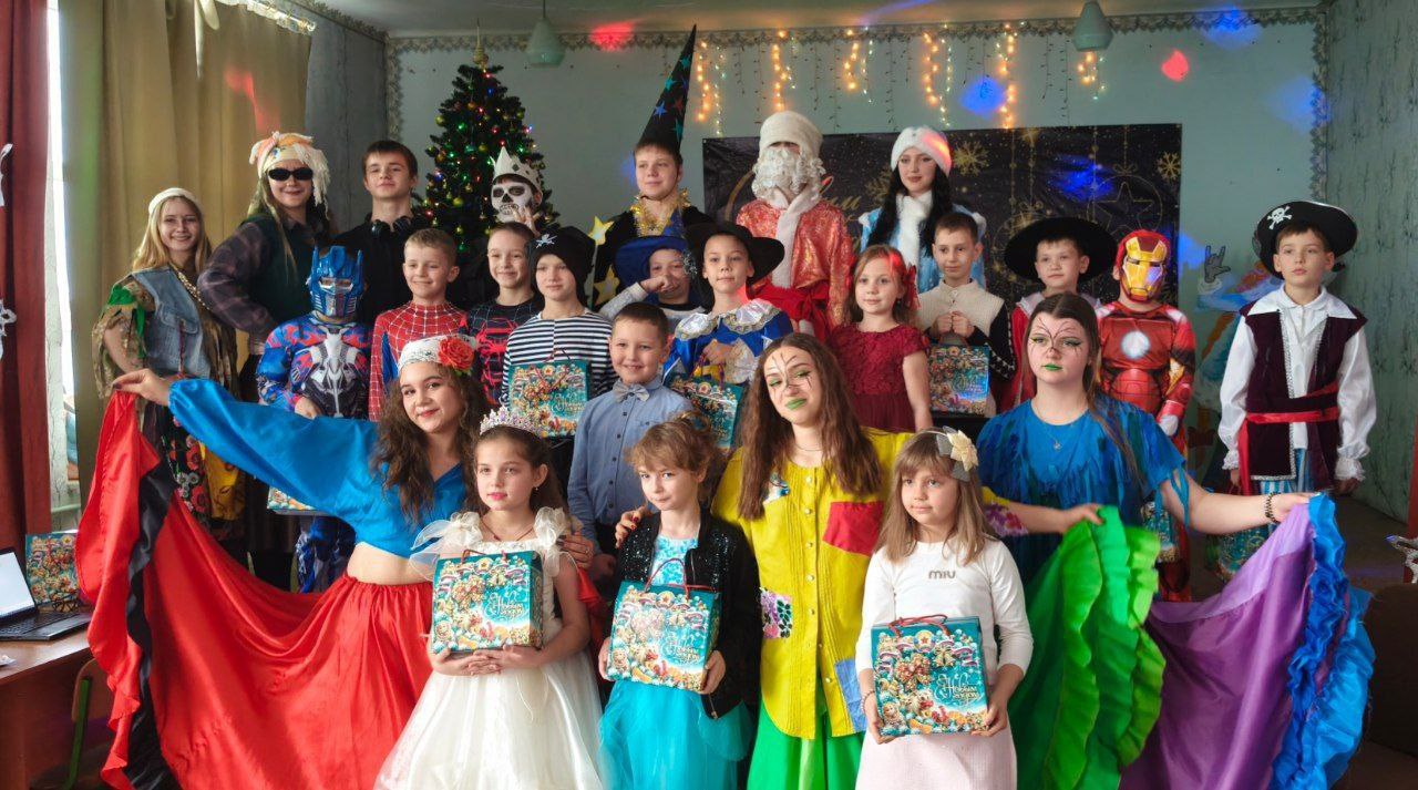 Сегодня, 24 декабря 2025 года, в "Станично-Луганской средней школе имени Грекова П.М." состоялся замечательный новогодний праздник для учеников 2-4 классов Сегодня, 24 декабря 2025 года, в "Станично-Луганской средней школе имени Грекова П.М." состоялся замечательный новогодний праздник для учеников 2-4 классов