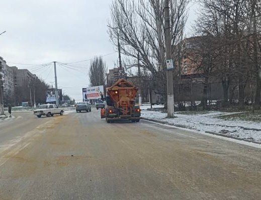 Коммунальные службы проводят обработку улиц и дворовых территорий противогололедными материалами Коммунальные службы проводят обработку улиц и дворовых территорий противогололедными материалами