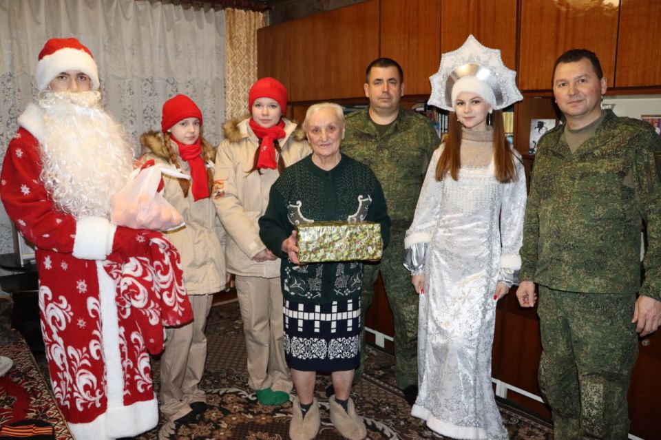 Военнослужащие и юнармейцы поздравили ветеранов Стаханова с наступающим Новым годом Военнослужащие и юнармейцы поздравили ветеранов Стаханова с наступающим Новым годом