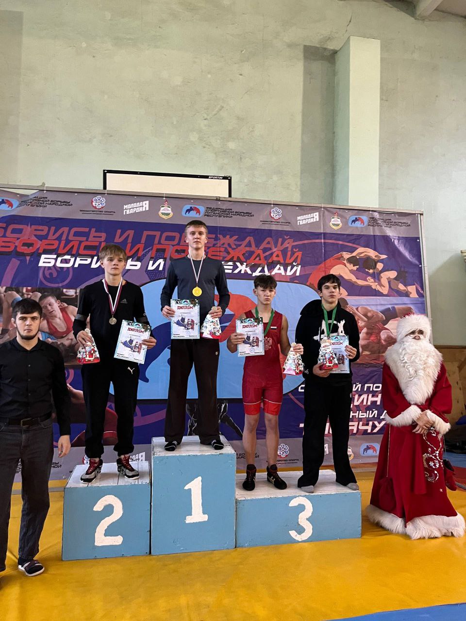 Триумф на Республиканском турнире: воспитанники Краснолучской ДЮСШ № 1 завоевали 13 медалей турнира «Новогоднее чудо» Триумф на Республиканском турнире: воспитанники Краснолучской ДЮСШ № 1 завоевали 13 медалей турнира «Новогоднее чудо»