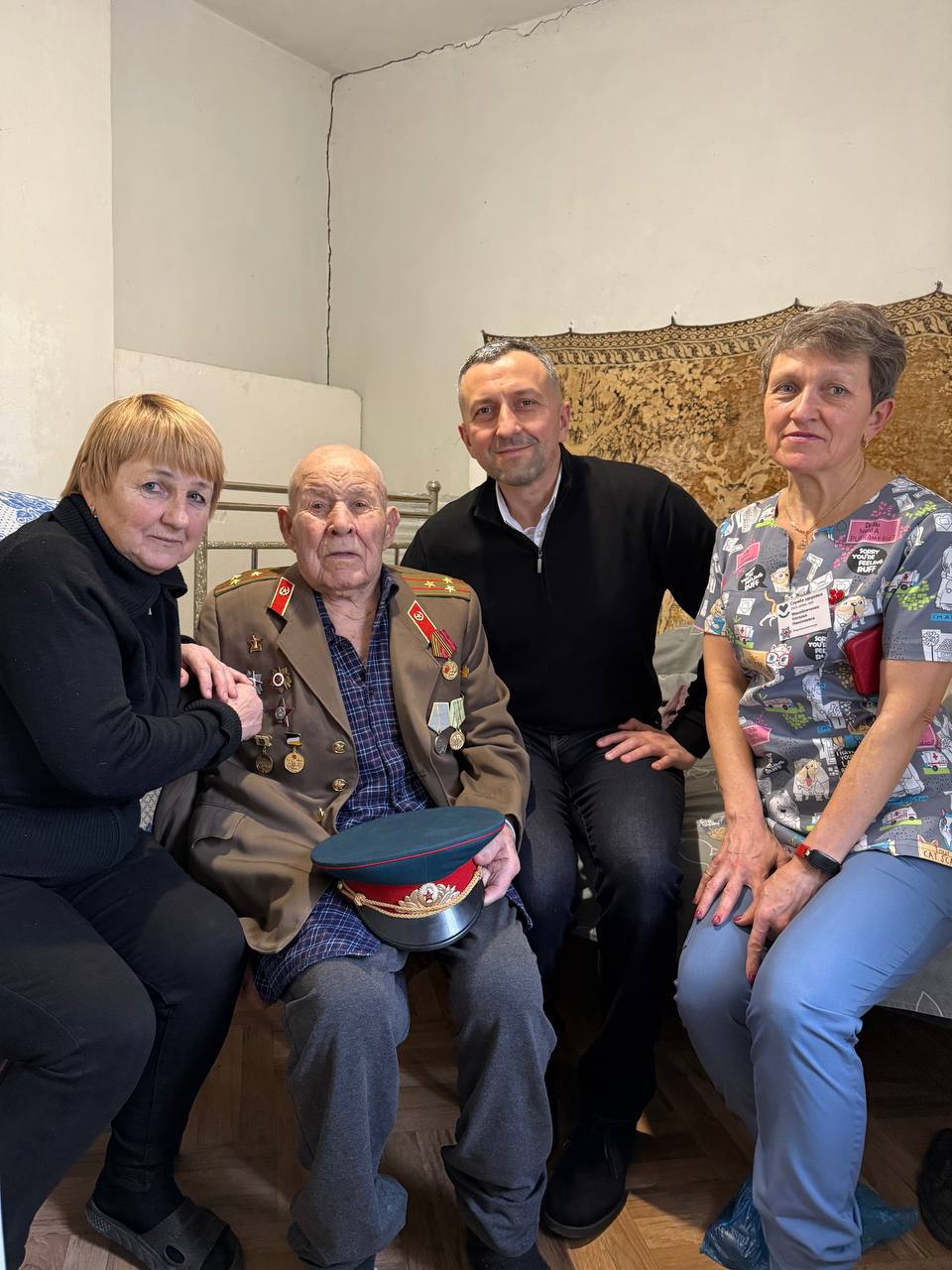 Наталия Пащенко: В Год защитника Отечества — особая забота о героях: врачи ЛРКБ посетили 103-летнего ветерана Сталинградской битвы