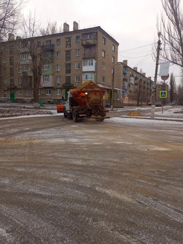 Сегодняшнее морозное утро в округе выдалось снежным, что традиционно создает повышенную опасность на дорогах Сегодняшнее морозное утро в округе выдалось снежным, что традиционно создает повышенную опасность на дорогах