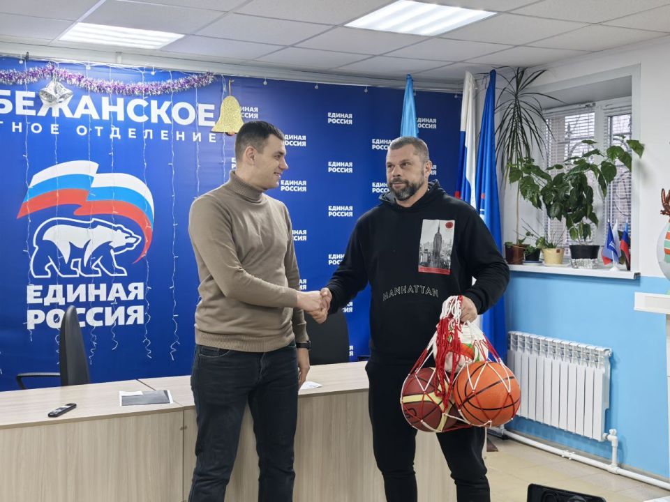 Поддержка спорта среди молодежи: новые мячи для Рубежного Поддержка спорта среди молодежи: новые мячи для Рубежного