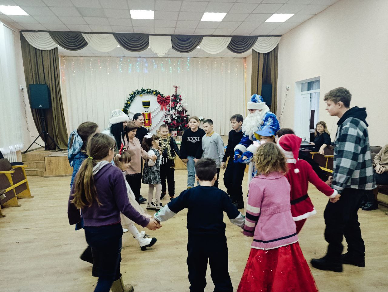 Новогодний праздник для воспитанников Белокуракинского отделения реабилитации организовали сотрудники Дома творчества Новогодний праздник для воспитанников Белокуракинского отделения реабилитации организовали сотрудники Дома творчества