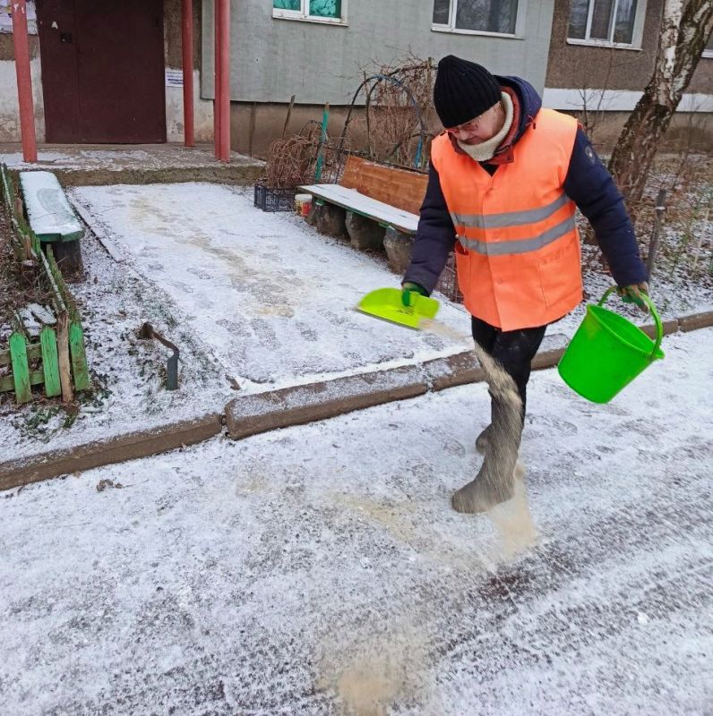 Коммунальные службы проводят обработку улиц и дворовых территорий противогололедными материалами Коммунальные службы проводят обработку улиц и дворовых территорий противогололедными материалами