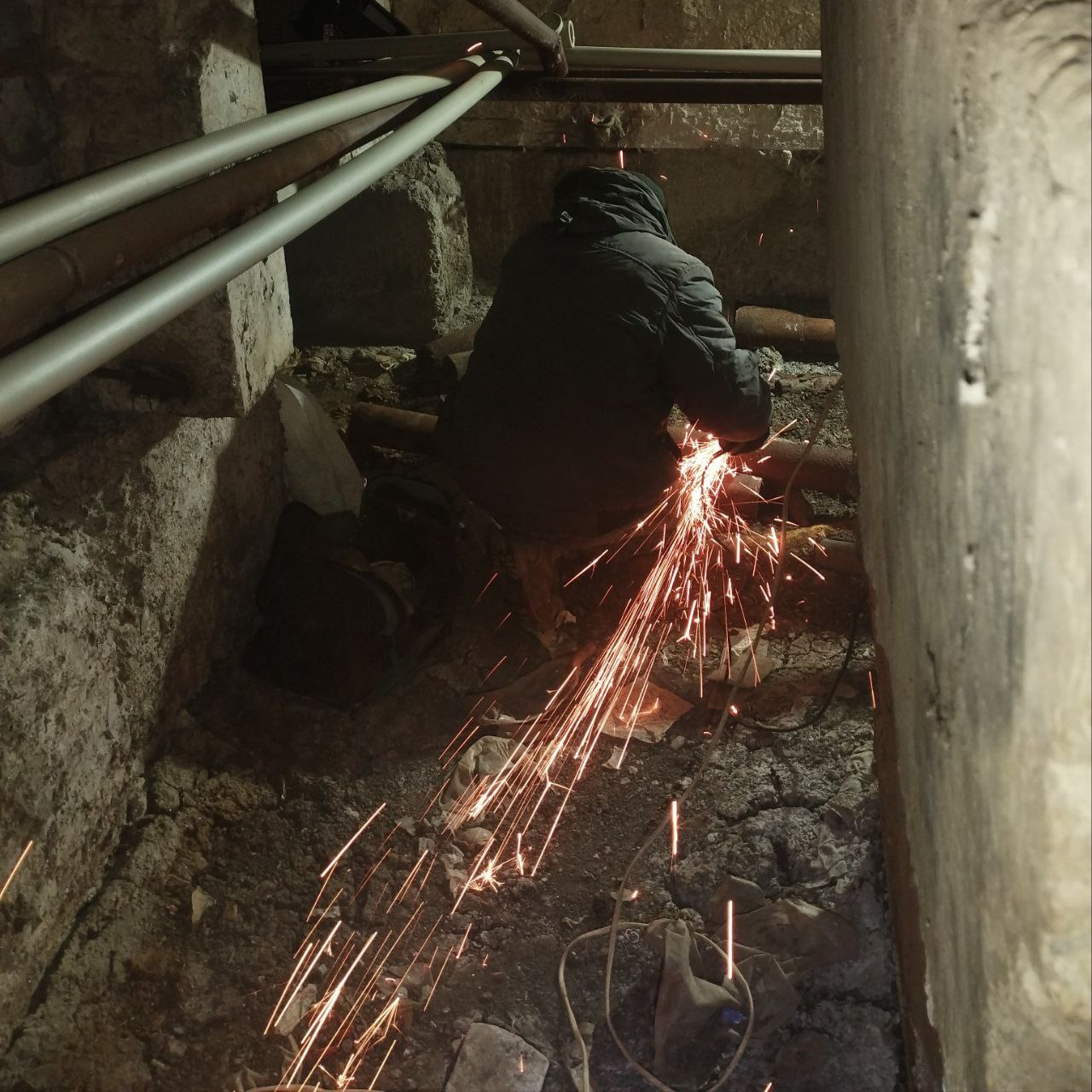 Специалисты Ровеньковского филиала НКО выполняют работы по текущему ремонту системы централизованного отопления многоквартирных домов