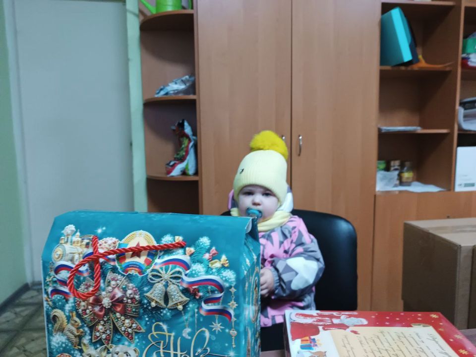 На Краснодонщине продолжается выдача новогодних подарков детям На Краснодонщине продолжается выдача новогодних подарков детям