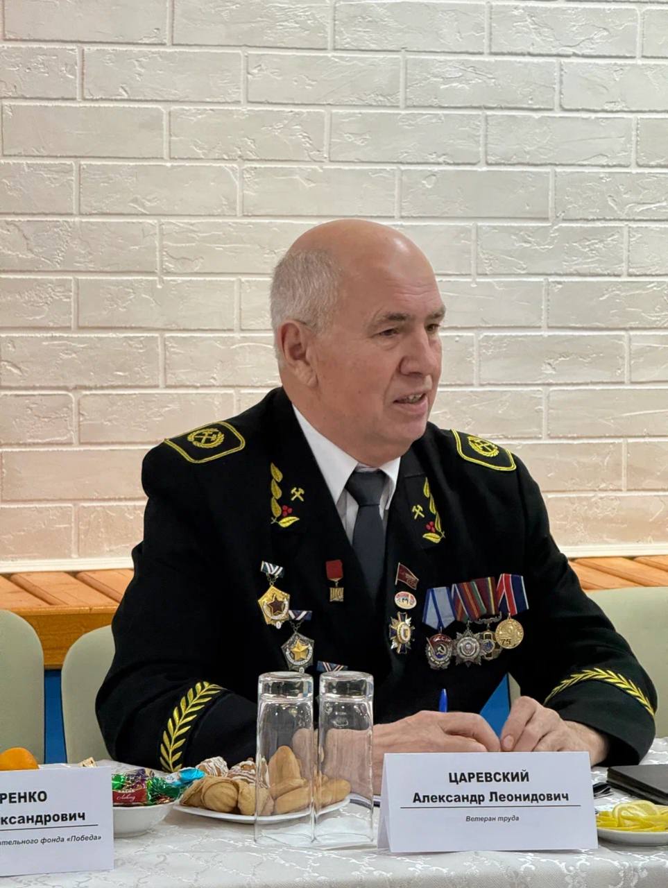 На встрече с людьми многолетнего подвига На встрече с людьми многолетнего подвига