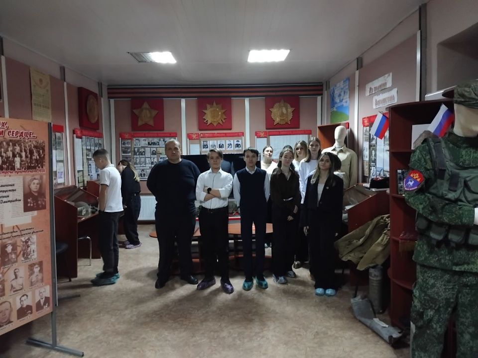 В Славяносербском краеведческом музее проведено просветительское занятие на тему: «Народы России» В Славяносербском краеведческом музее проведено просветительское занятие на тему: «Народы России»