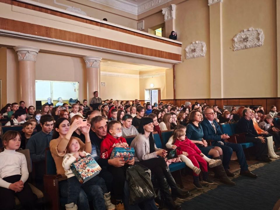 Юные кировчани окунулись в атмосферу новогоднего волшебства Юные кировчани окунулись в атмосферу новогоднего волшебства