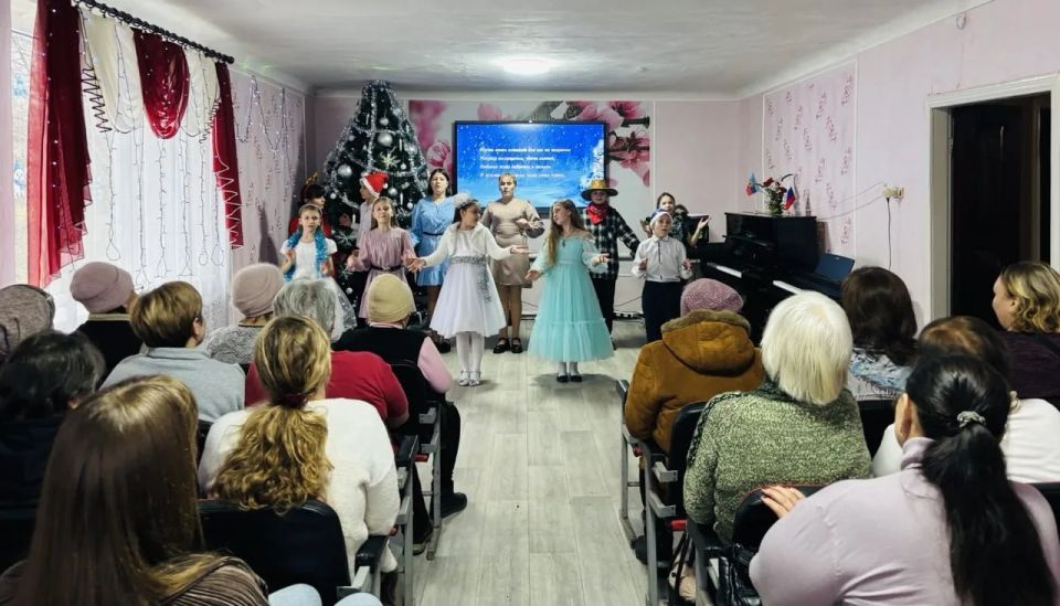 В Дьяковской музыкальной школе, в канун новогодних торжеств, состоялся концерт "Школа встречает друзей" для родных и близких героев СВО и всех желающих В Дьяковской музыкальной школе, в канун новогодних торжеств, состоялся концерт "Школа встречает друзей" для родных и близких героев СВО и всех желающих