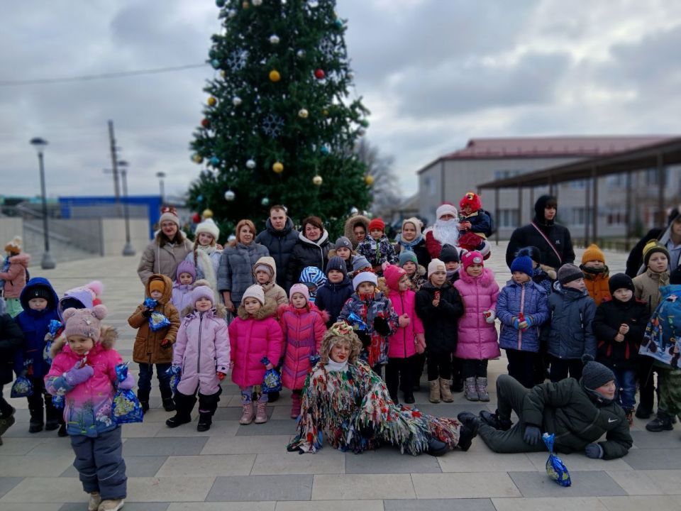 Сегодня в Станице Луганской зажглись огни главной елки ! Сегодня в Станице Луганской зажглись огни главной елки !