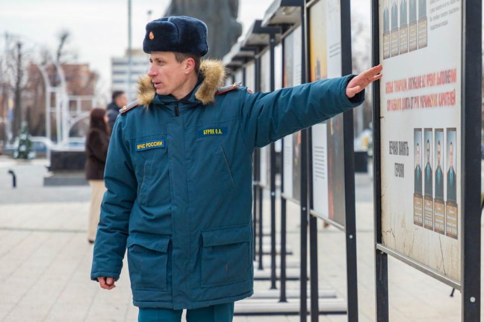 Главное управление МЧС России по ЛНР совместно с ЛуганскИнформцентром открыли в сквере имени Героев Великой Отечественной войны в Луганске стендовую фотовыставку, посвященную 35-й годовщине создания МЧС России Главное управление МЧС России по ЛНР совместно с ЛуганскИнформцентром открыли в сквере имени Героев Великой Отечественной войны в Луганске стендовую фотовыставку, посвященную 35-й годовщине создания МЧС России
