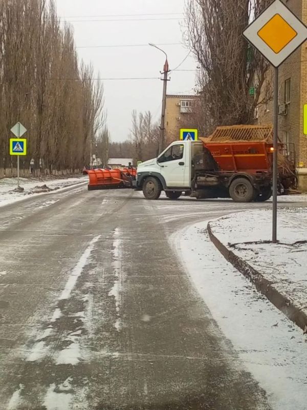 Сегодняшнее морозное утро в округе выдалось снежным, что традиционно создает повышенную опасность на дорогах Сегодняшнее морозное утро в округе выдалось снежным, что традиционно создает повышенную опасность на дорогах