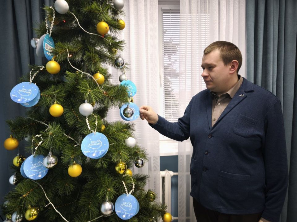 В Брянке к благотворительной акции «Ёлка Желаний» присоединились представители власти и общественности В Брянке к благотворительной акции «Ёлка Желаний» присоединились представители власти и общественности