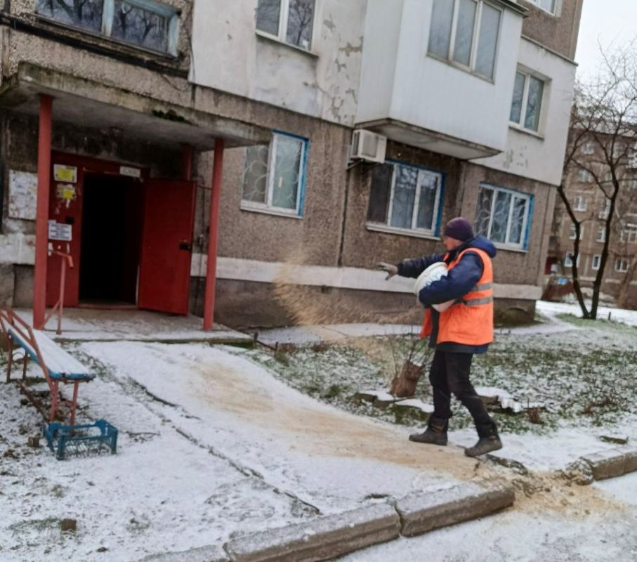 Коммунальные службы проводят обработку улиц и дворовых территорий противогололедными материалами Коммунальные службы проводят обработку улиц и дворовых территорий противогололедными материалами