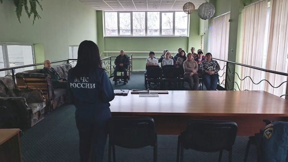 Отдела надзорной деятельности и профилактической работы по городу Северодонецку УНД и ПР ГУ МЧС России по ЛНР совместно с студенческим спасательным отрядом «СТИмул» в преддверии Новогодних праздников провели урок... Отдела надзорной деятельности и профилактической работы по городу Северодонецку УНД и ПР ГУ МЧС России по ЛНР совместно с студенческим спасательным отрядом «СТИмул» в преддверии Новогодних праздников провели урок...