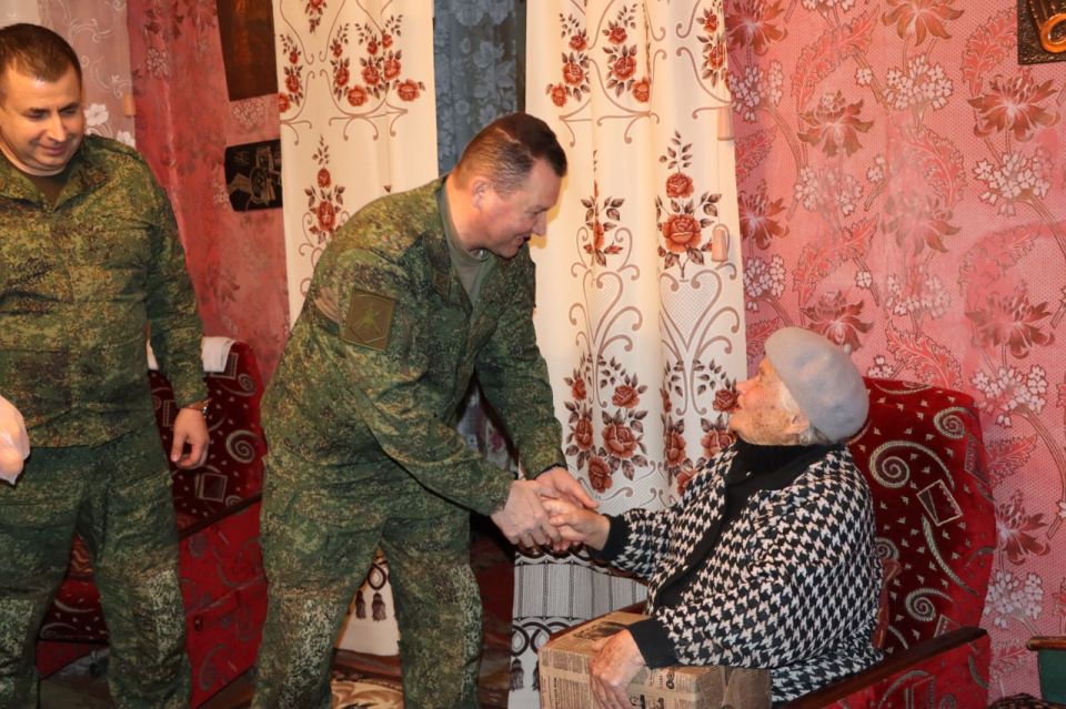 Военнослужащие и юнармейцы поздравили ветеранов Стаханова с наступающим Новым годом Военнослужащие и юнармейцы поздравили ветеранов Стаханова с наступающим Новым годом