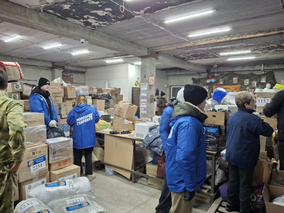 Молодогвардейцы Новосибирска приняли участие в погрузке гуманитарной помощи в ЛНР Молодогвардейцы Новосибирска приняли участие в погрузке гуманитарной помощи в ЛНР