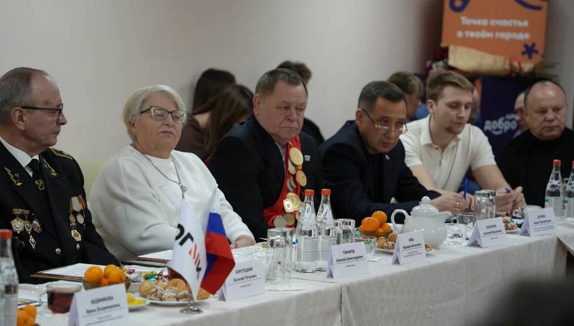 На встрече с людьми многолетнего подвига На встрече с людьми многолетнего подвига