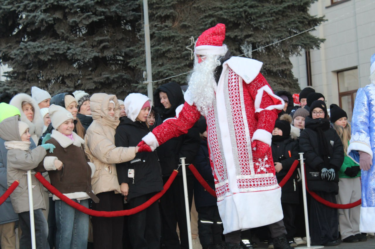 В нашем муниципалитете зажгли огни на главной ёлке — поделимся атмосферой праздника! В нашем муниципалитете зажгли огни на главной ёлке — поделимся атмосферой праздника!