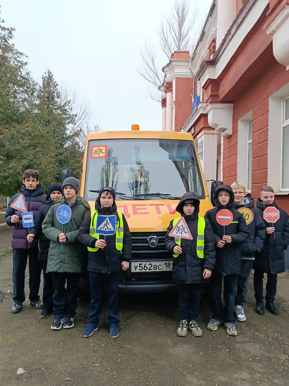 В Лутугинской средней школе №1 отряд юных инспекторов движения «Светофор» провел акцию «Дети БЕЗ опасности» В Лутугинской средней школе №1 отряд юных инспекторов движения «Светофор» провел акцию «Дети БЕЗ опасности»