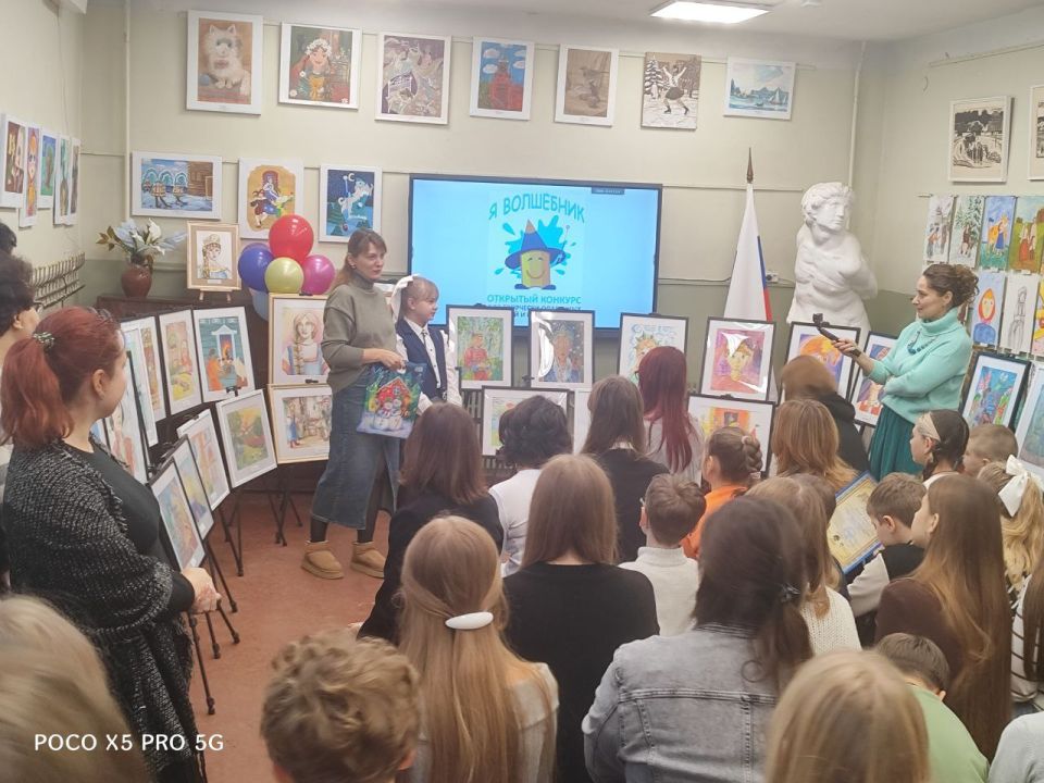 Преподаватели и ученики художественного отделения Зоринской Детской школы искусств с гордостью отметили успех своей воспитанницы Преподаватели и ученики художественного отделения Зоринской Детской школы искусств с гордостью отметили успех своей воспитанницы