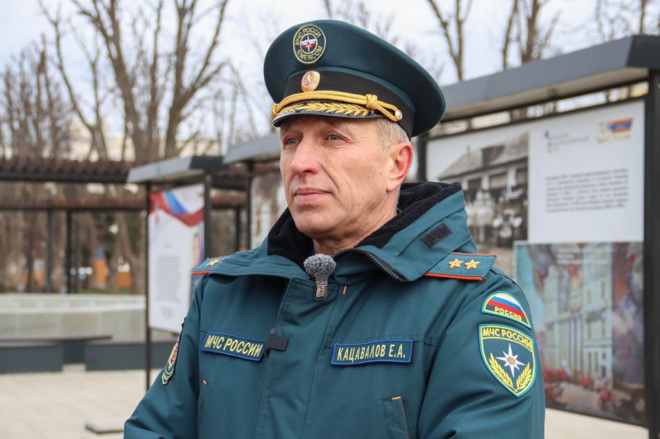 В Луганске на площади Героев Великой Отечественной войны торжественно открылась тематическая фотовыставка В Луганске на площади Героев Великой Отечественной войны торжественно открылась тематическая фотовыставка