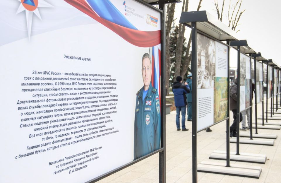 В огне времен. 24 декабря в Луганске на площади Героев Великой Отечественной войны начальник Главного управления МЧС России по ЛНР генерал-лейтенант внутренней службы Евгений Кацавалов торжественно открыл тематическую... В огне времен. 24 декабря в Луганске на площади Героев Великой Отечественной войны начальник Главного управления МЧС России по ЛНР генерал-лейтенант внутренней службы Евгений Кацавалов торжественно открыл тематическую...
