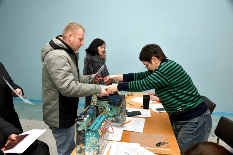 В Свердловском округе продолжается выдача подарков от Главы ЛНР и Губернатора Красноярского края В Свердловском округе продолжается выдача подарков от Главы ЛНР и Губернатора Красноярского края