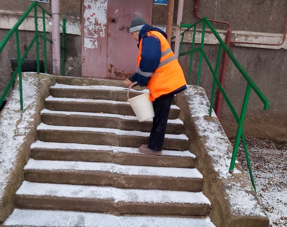 Коммунальные службы проводят обработку улиц и дворовых территорий противогололедными материалами Коммунальные службы проводят обработку улиц и дворовых территорий противогололедными материалами
