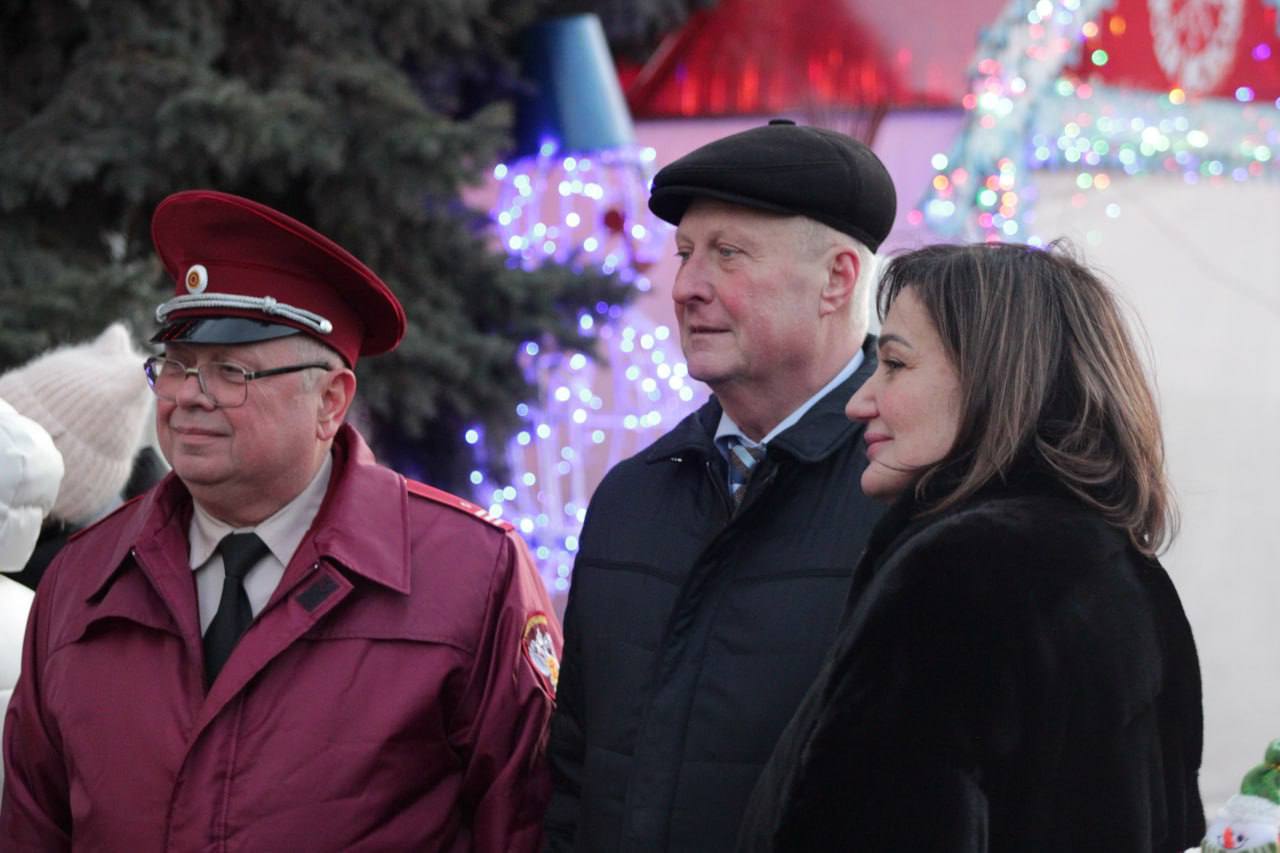 Сергей Козенко: С большим удовольствием принял участие в праздничном событии, объединившем жителей Краснодонского муниципального округа на кануне Нового года, – открытии елки Сергей Козенко: С большим удовольствием принял участие в праздничном событии, объединившем жителей Краснодонского муниципального округа на кануне Нового года, – открытии елки