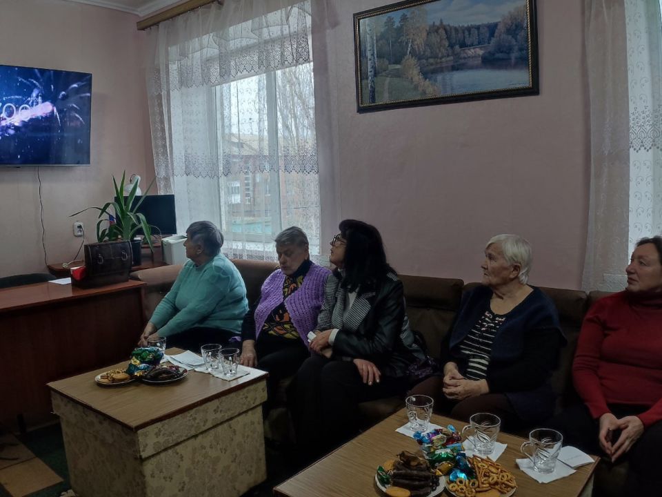 В Лутугинской центральной районной библиотеке состоялся новогодний огонёк «Новогоднее чудо» В Лутугинской центральной районной библиотеке состоялся новогодний огонёк «Новогоднее чудо»