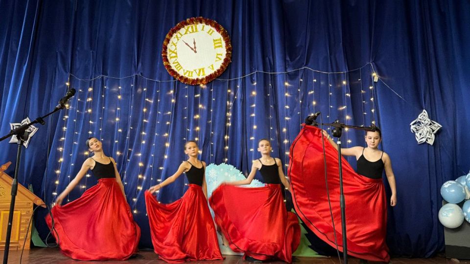 Новогодние утренники в ГБОУ ЛНР «Беловодский лицей «Лидер» продолжаются Новогодние утренники в ГБОУ ЛНР «Беловодский лицей «Лидер» продолжаются