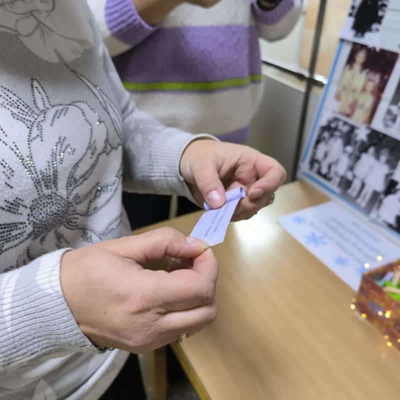аппарате управления Луганского филиала продолжает создаваться новогодняя атмосфера — все работники и гости могут поделиться своим настроением, оставить пожелание коллегам и взять с собой пожелание-предсказание, которое... аппарате управления Луганского филиала продолжает создаваться новогодняя атмосфера — все работники и гости могут поделиться своим настроением, оставить пожелание коллегам и взять с собой пожелание-предсказание, которое...