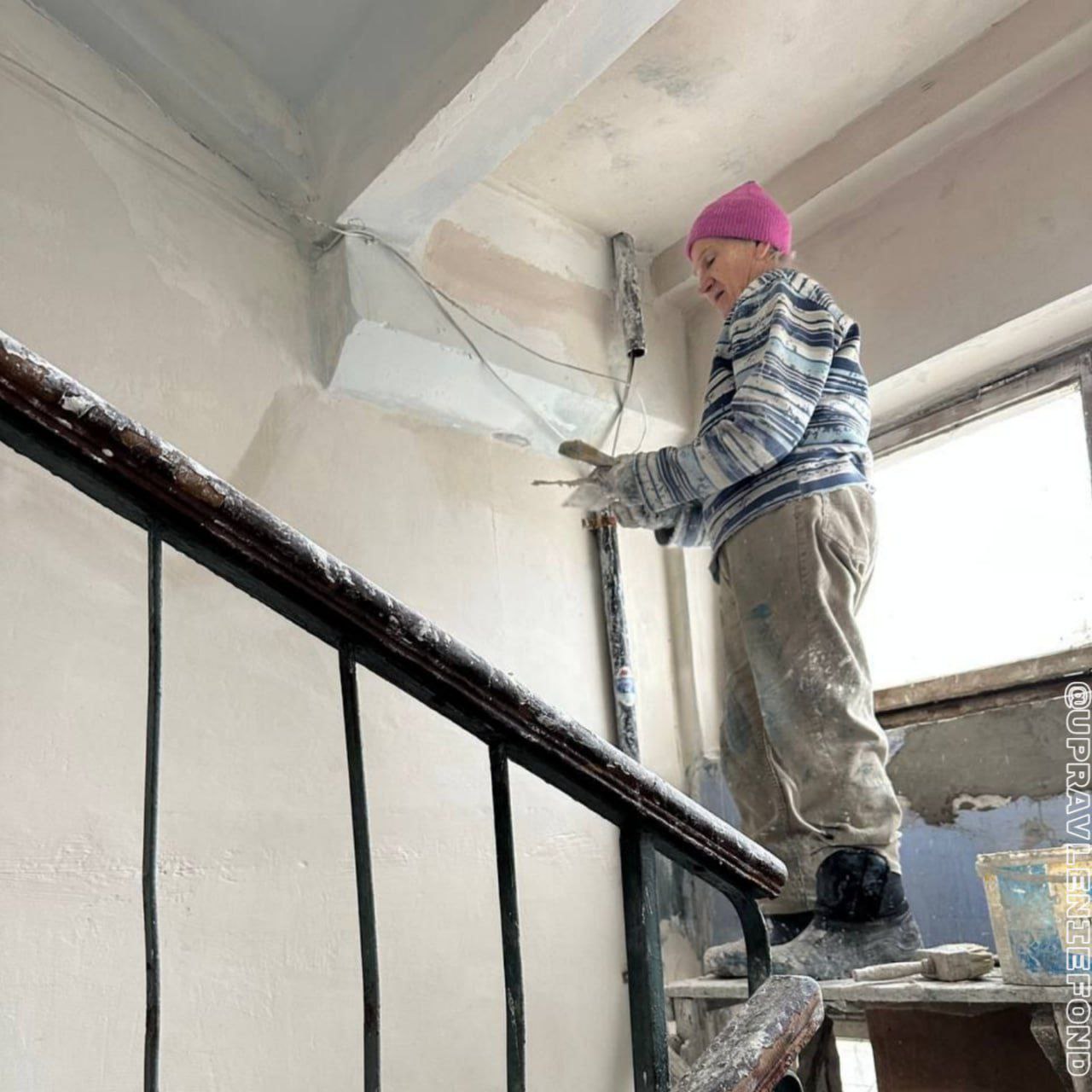 В Луганске на Гагарина идёт ремонт подъезда В Луганске на Гагарина идёт ремонт подъезда